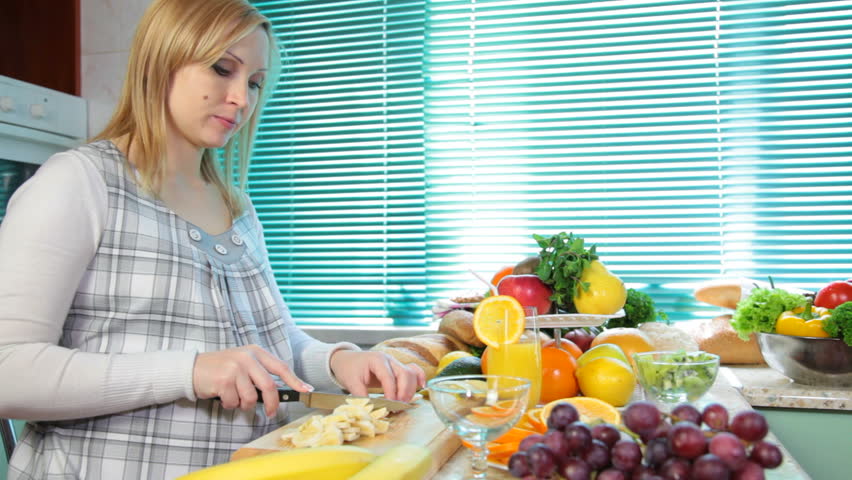 Ăn nhiều trái cây và rau xanh có thể hạn chế tăng cân khi bầu bì - Ảnh: Shutterstock