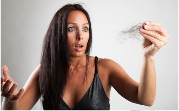 Rụng tóc là mối bận tâm lớn nhất của phụ nữ bị PCOS - Ảnh: Shutterstock