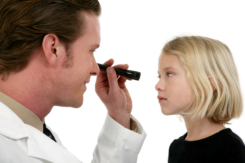 Cần kiểm tra mắt định kỳ cho trẻ để phát hiện những bất thường - Ảnh: Shutterstock