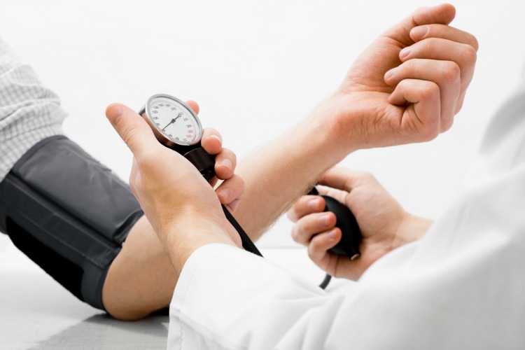 Kiểm tra huyết áp thường xuyên giúp ngăn ngừa bệnh tim - Ảnh: Shutterstock