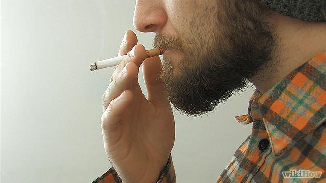 Hút thuốc lá gây kích hoạt các cơn đau khớp - Ảnh: Shutterstock
