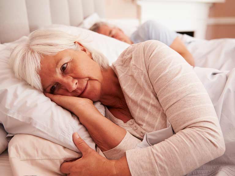 Cơn bốc hỏa khi mãn kinh là nguyên nhân làm gián đoạn giấc ngủ ở phụ nữ lớn tuổi - Ảnh: Shutterstock