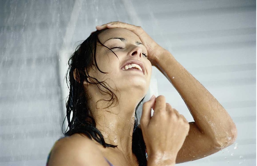 Tắm vào buổi sáng sẽ thúc đẩy sự tỉnh táo - Ảnh: Shutterstock