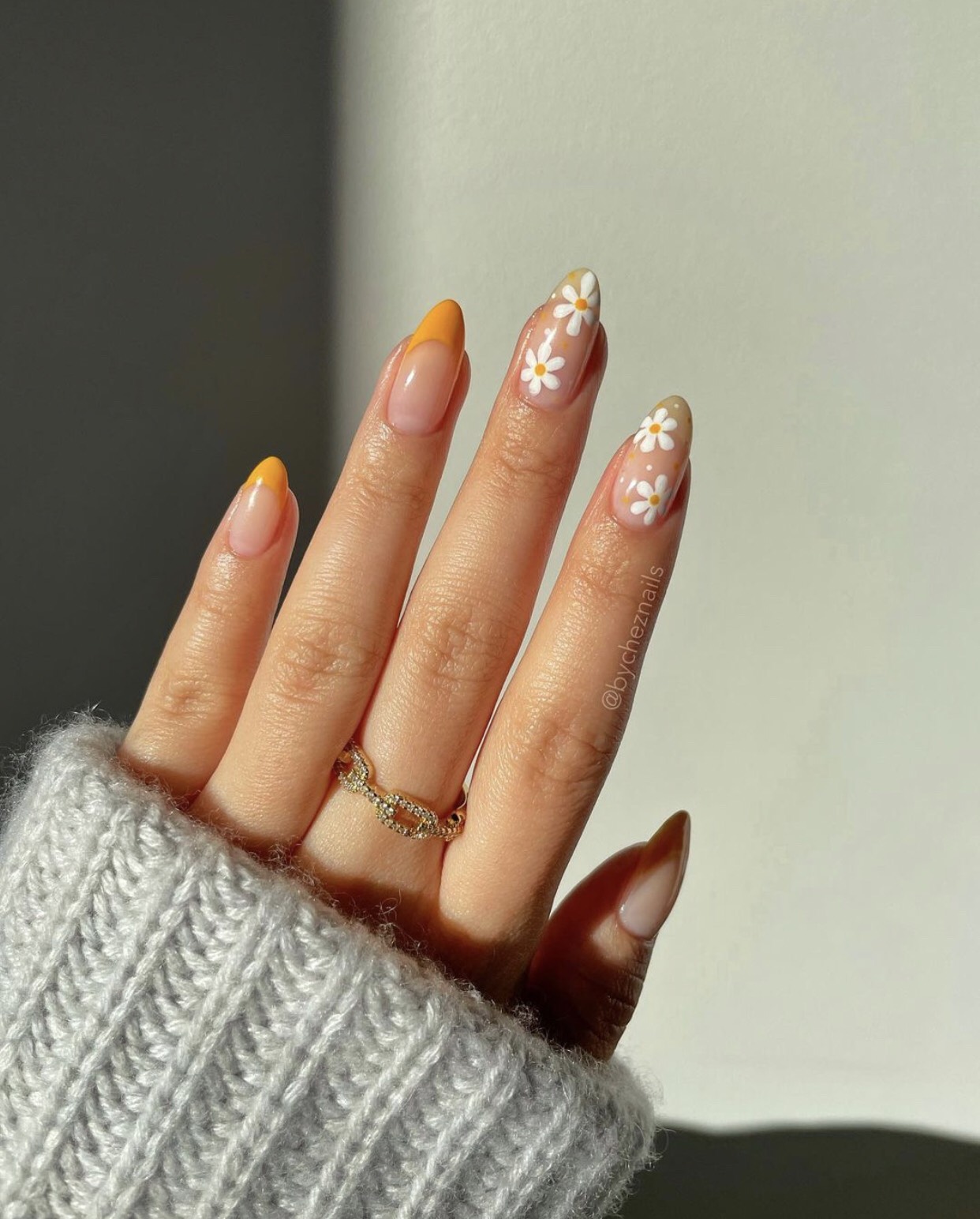 Vẽ móng tay nail hoa cúc của G Dragon - Học nails cho người mới bắt đầu | Vẽ  nails hoa cúc là trang trí thường gặp khi làm nails. Tăng thêm