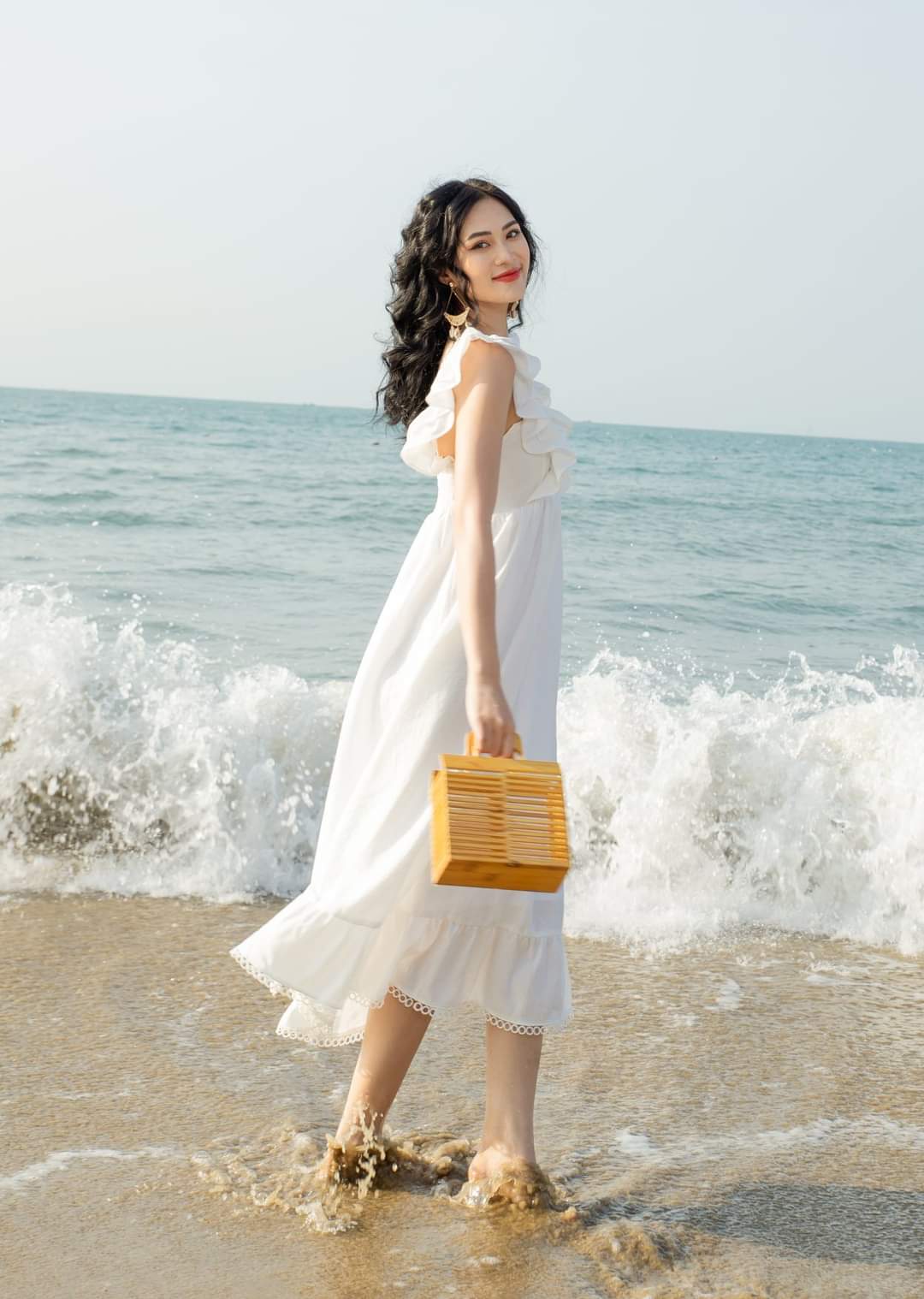 Ba kiểu váy đi biển tôn dáng của mỹ nhân Việt - Ngôi sao