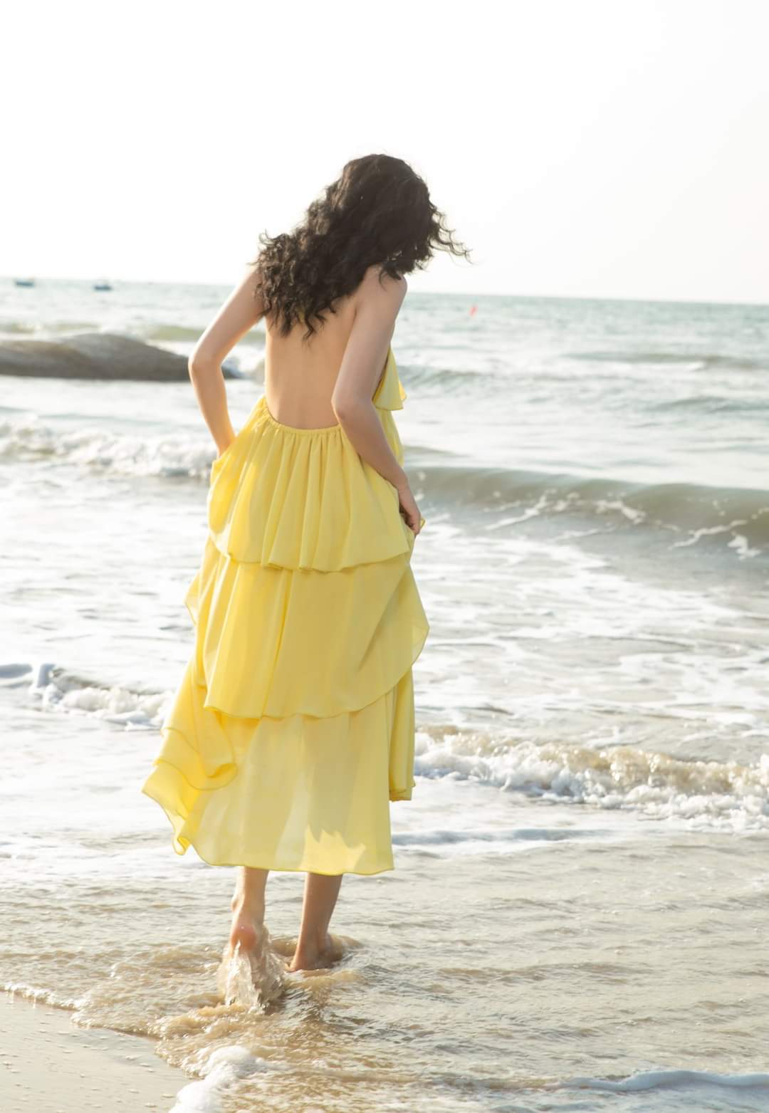 Váy maxi màu vàng đi biển đẹp mặc nhóm | Váy maxi, Màu vàng, Dép