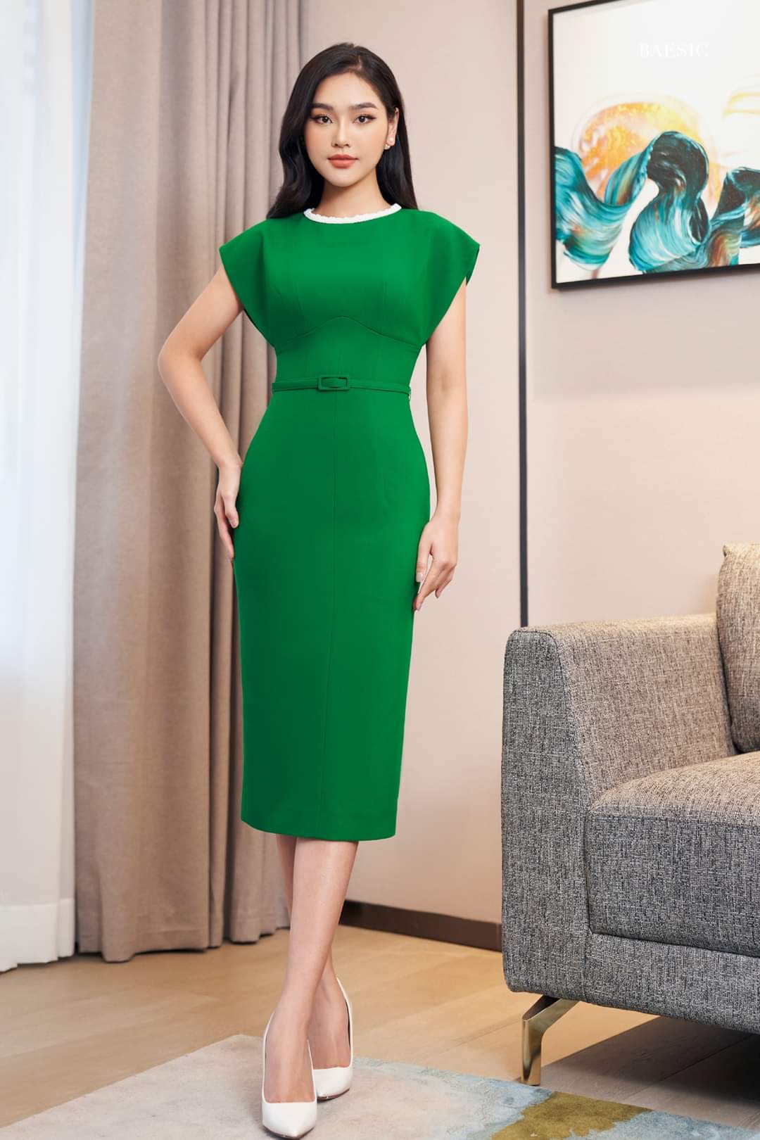 Đầm dạ hội xanh lá cây đắp ren xẻ chân phong cách