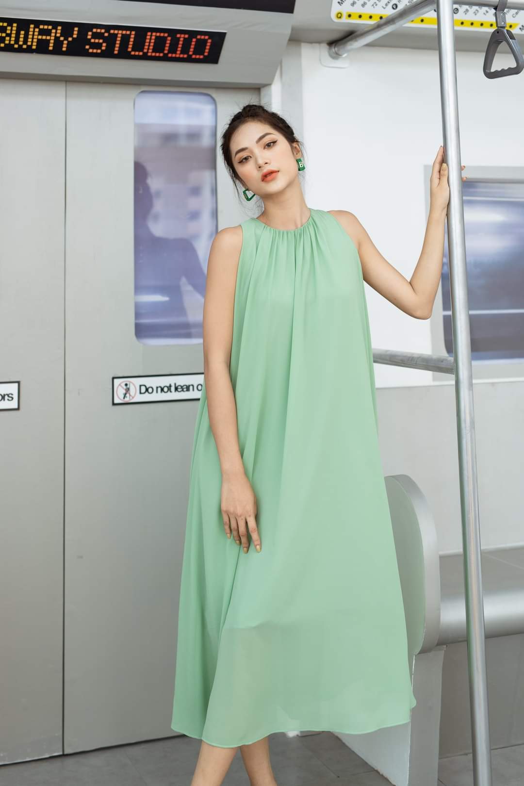 Váy Emy - EM9401 || Đầm suông thanh lịch, điểm nhấn tinh... | Facebook