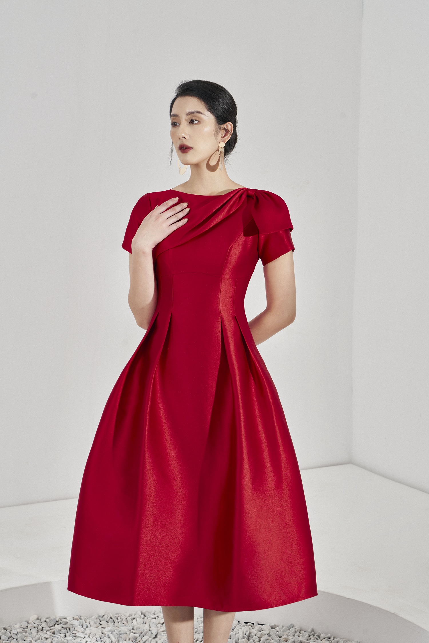 Miiu Shop Online - Váy xòe trễ vai vải tafta ánh kim cao cấp Màu: trắng,  đỏ, nude (da) Size S,M | Facebook