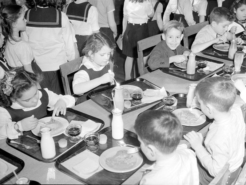 Hình ảnh học sinh dùng bữa tại trường học Canada vào năm 1943 