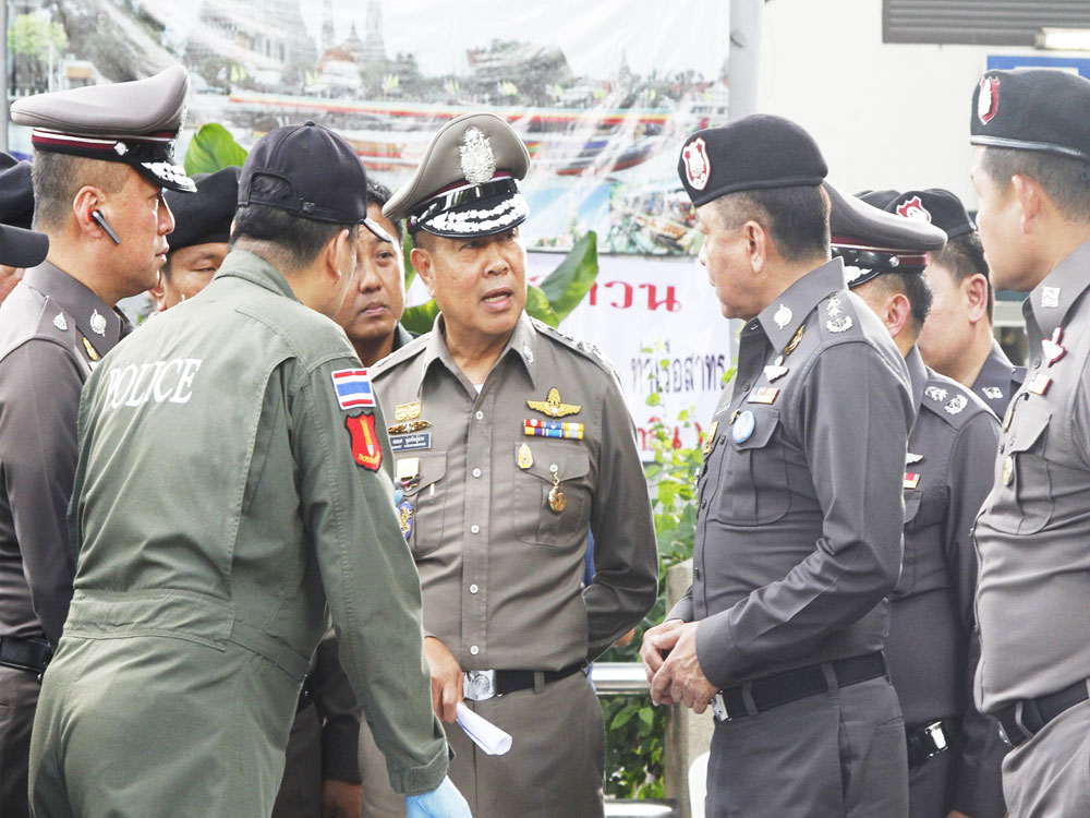 Tổng trưởng cảnh sát Thái Lan Somyot Poompunmuang (giữa) cho biết có thể sẽ còn nhiều sĩ quan nữa bị truy nã vì dính líu đến buôn người - Ảnh: Lam Yên