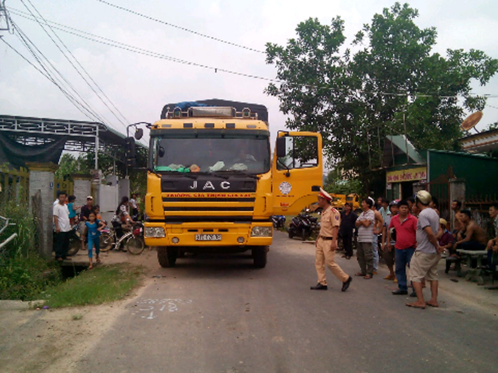 Chiếc xe tải tông hỏng nhà dân - Ảnh: Trùng Dương