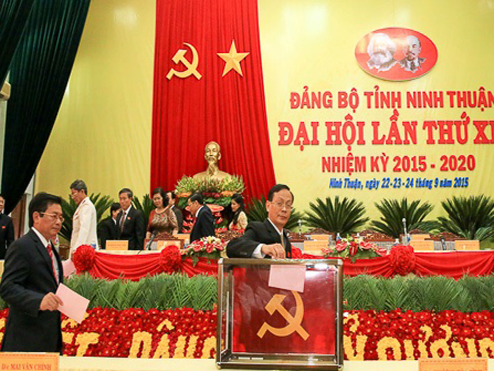 Ông Nguyễn Đức Thanh đang bỏ phiếu tại đại hội - Ảnh: VM