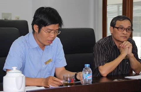 Ông Vũ An Ninh (bên phải) - Trưởng phòng tổ chức hành chính - trong buổi gặp báo chí ngày 16.9 nhằm cung cấp thông tin xoay quanh chủ trương Trường ĐH Tôn Đức Thắng tự bổ nhiệm giáo sư, phó giáo sư - Ảnh: Đăng Nguyên 