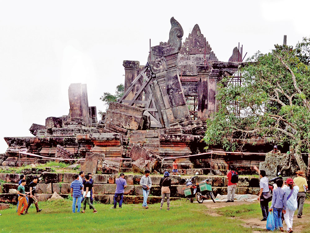 Khu vực đền bị đổ nát do đạn pháo trong thời kỳ giao tranh Thái Lan - Campuchia