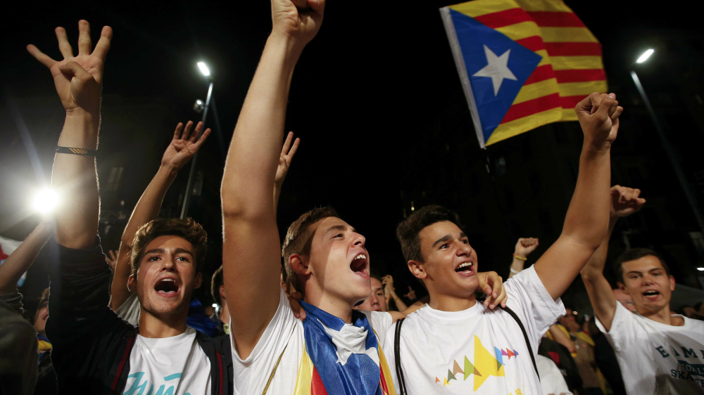 Những người ủng hộ ly khai ở Catalonia ăn mừng trước kết quả bầu cử - Ảnh: Reuters