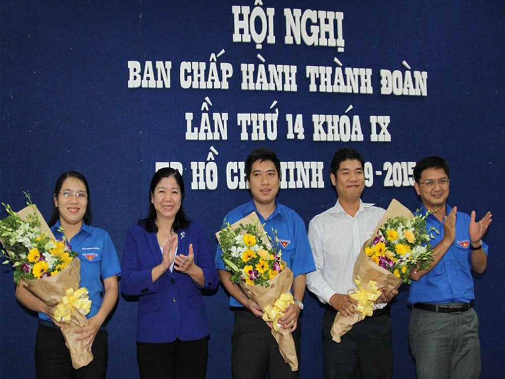 Anh Nguyễn Việt Quế Sơn (giữa) được bầu làm Phó bí thư Thành đoàn TP.HCM