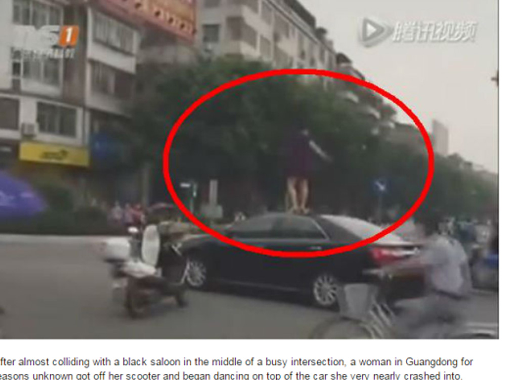 Hình ảnh người phụ nữ nhảy nhót trên nóc xe hơi - Ảnh chụp màn hình trang tin Shanghaiist