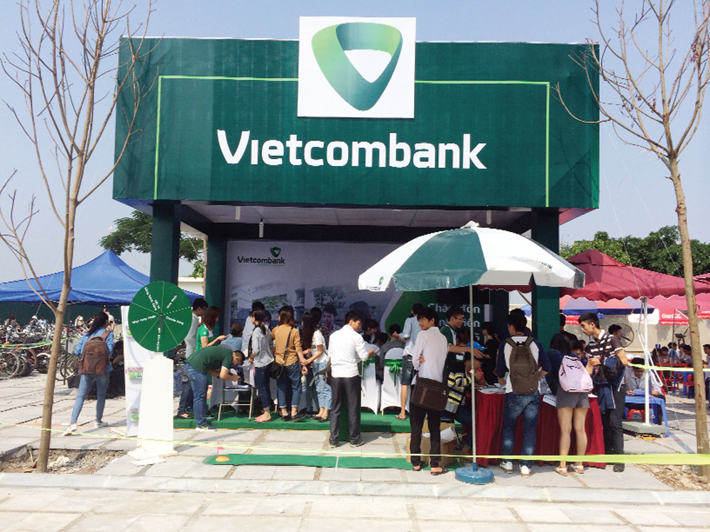 Nhân viên Vietcombank giúp em học sinh làm thẻ ngay tại trường - Ảnh: Vietcombank