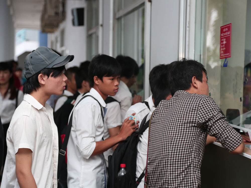 Sinh viên làm thủ tục nhập học ở một trường ĐH tại TP.HCM - Ảnh: Đào Ngọc Thạch