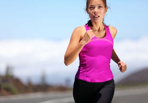 Những bài tập luyện sức bền như đi bộ, chạy bộ... có thể giúp xương khỏe hơn - Ảnh: Shutterstock