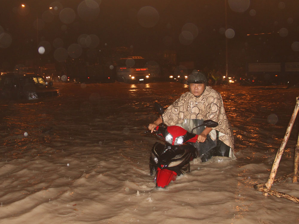 Biên Hòa ngập nặng sau cơn mưa lớn vào đêm 9.9 - Ảnh: Lê Lâm