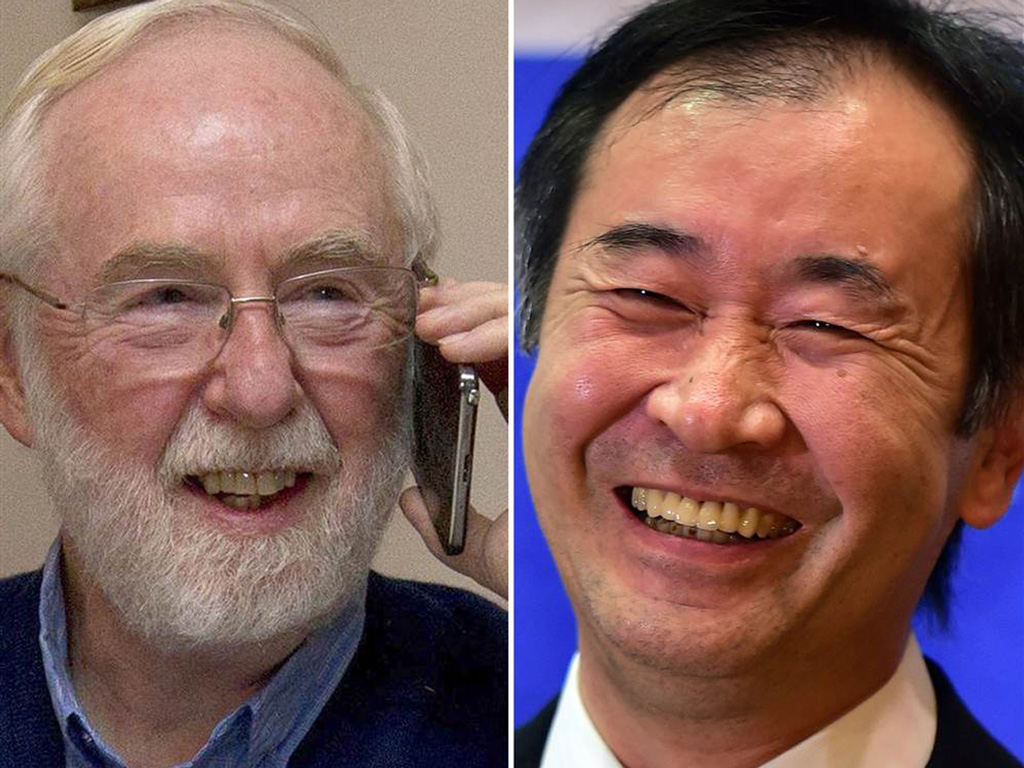 Hai nhà khoa học Takaaki Kajita (phải) và Arthur B.McDonald nhận điện thoại chúc mừng sau khi giải thưởng được công bố - Ảnh: AFP/Reuters