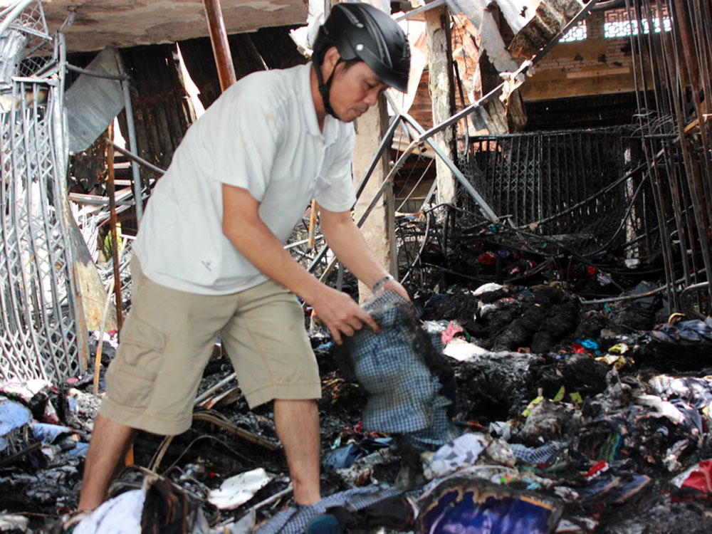 Hàng chục tiểu thương chợ Tứ Hạ trắng tay sau vụ cháy - Ảnh: Đình Toàn