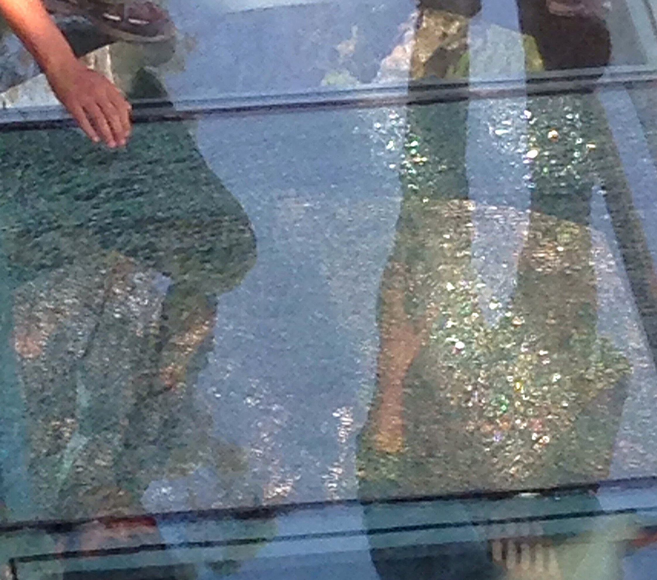 Hình ảnh rạn nứt trên cây cầu đáy kính -  Ảnh: AFP