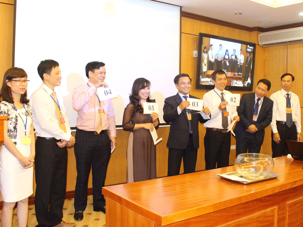 Các ứng viên tham gia kỳ thi tuyển lãnh đạo cấp vụ của Bộ Tư pháp vào cuối tháng 8. Ông Lê Đình Vinh (đứng thứ ba từ trái sang) - Ảnh: Thái Sơn