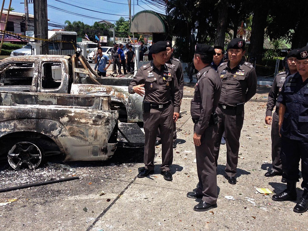 Xe hơi bị đốt trong cuộc bạo động - Ảnh: AFP
