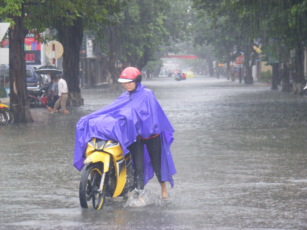 Đường Hùng Vương có đoạn bị ngập cả nửa mét