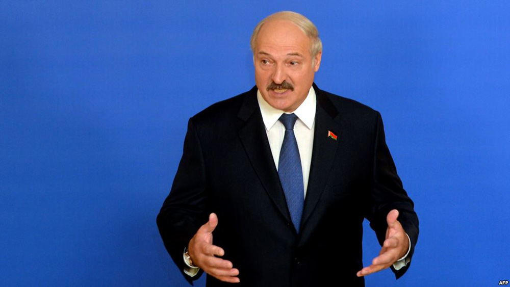 Tổng thống Belarus, Alexander Lukashenko nói chuyện tại một điểm bỏ phiếu bầu cử ở Minsk ngày 11.10 - Ảnh: AFP