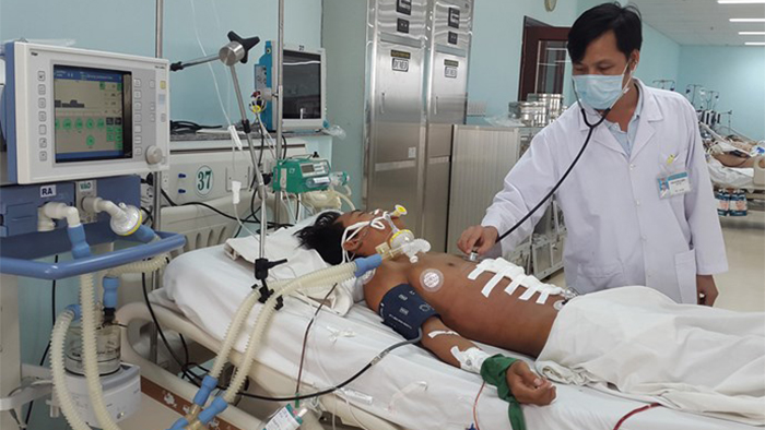 Bệnh nhân Nguyễn Trọng Duy được điều trị tại Bệnh viện Bà Rịa (Bà Rịa-Vũng Tàu) và đã qua cơn nguy kịch - Ảnh: Nguyễn Long