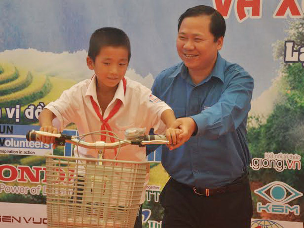 Anh Nguyễn Phi Long trao xe đạp cho học sinh nghèo H.Lộc Bình, Lạng Sơn - Ảnh: Thúy Hằng