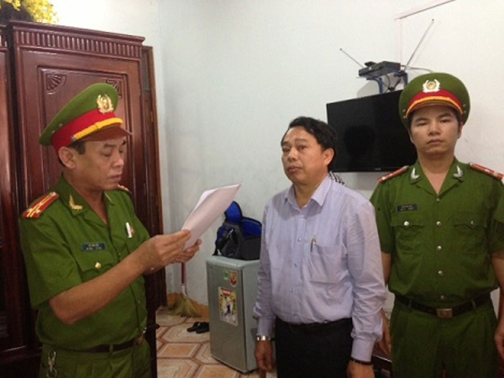 Công an đọc quyết định khởi tố vụ án, khởi tố bị can đối với ông Nguyễn Văn Bổng - Ảnh do Công an tỉnh Hà Tĩnh cung cấp