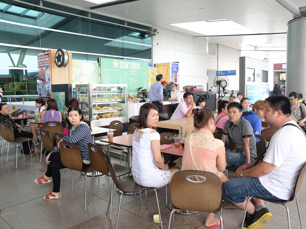 Khách vào sân bay Tân Sơn Nhất khó có lựa chọn do hệ thống nhà hàng rất ít - Ảnh: D.Đ.Minh