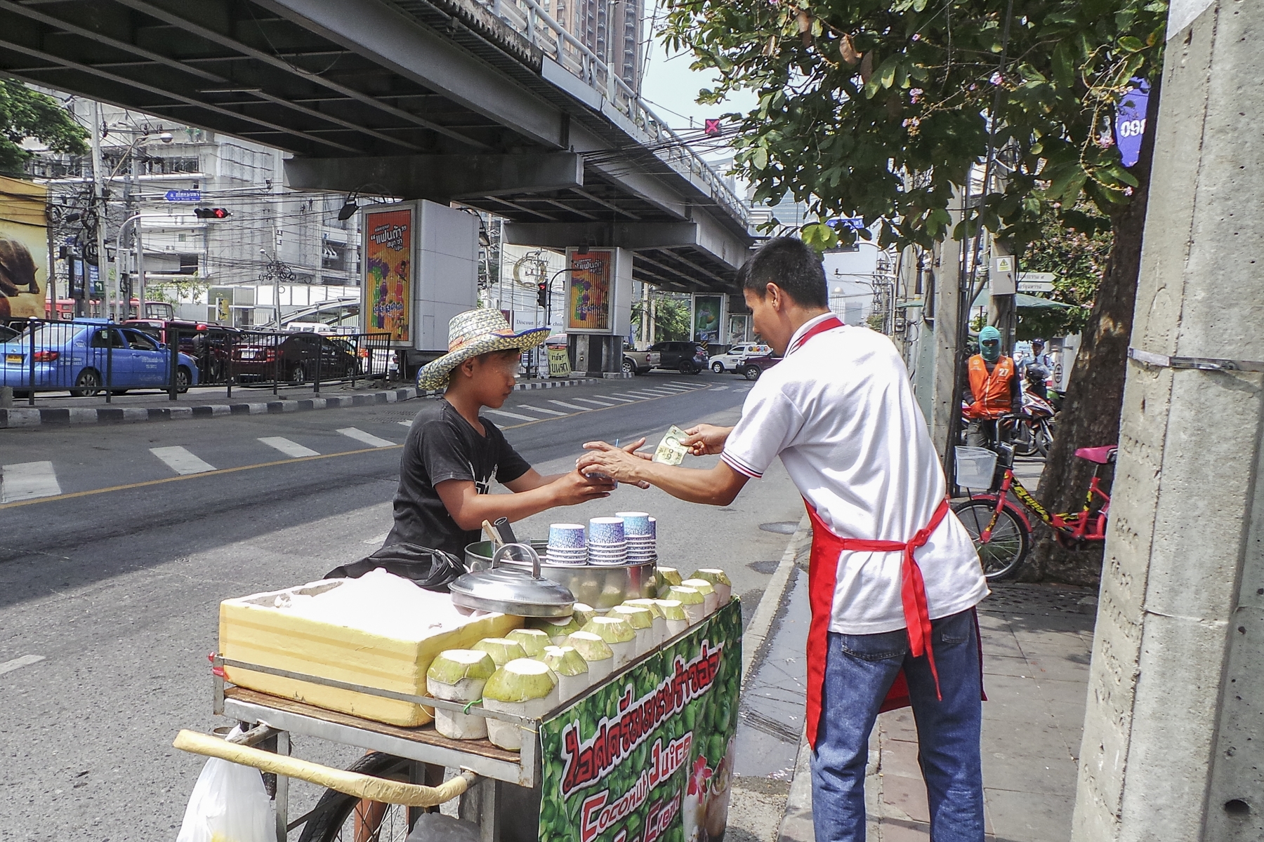Cậu bé 15 tuổi người Việt (trái) bán kem dạo trên phố	- Ảnh: Nguyễn Tập
