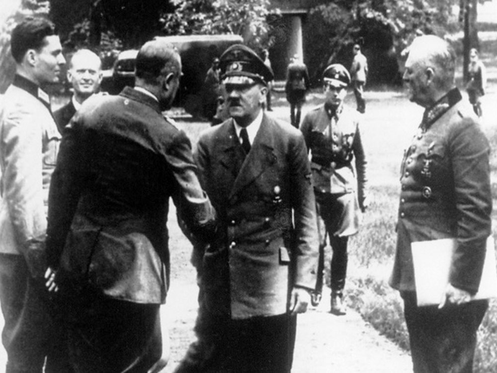 Đại tá Claus von Stauffenberg (bìa trái) từng ám sát bất thành Adolf Hitler (giữa) - Ảnh: Swissinfo.ch