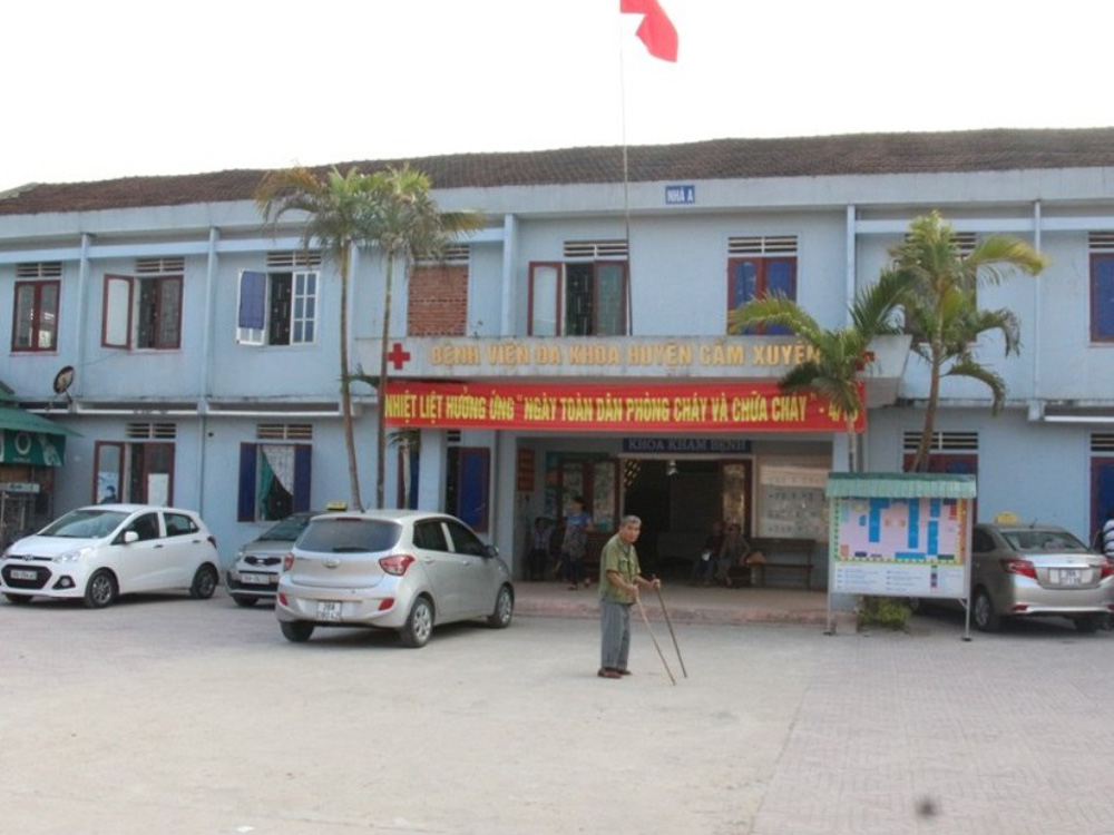 Các y, bác sĩ đang công tác tại Bệnh viện đa khoa huyện Cẩm Xuyên bị phê bình vì thiếu chuẩn mực y đức - Ảnh: Sinh Dũng