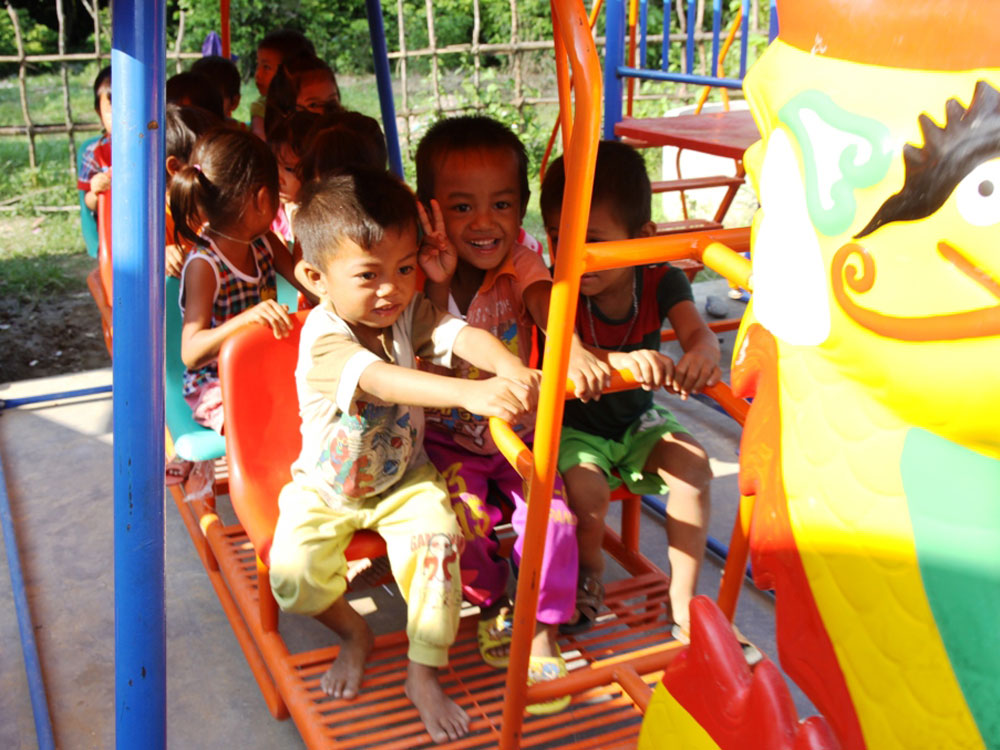 Trẻ em vùng cao H.Đakrông say mê với sân chơi mới - Ảnh: Nguyễn Phúc