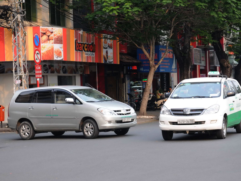 Taxi truyền thống đang gặp phải sự cạnh tranh gay gắt từ các mô hình kinh doanh vận tải mới - Ảnh: Diệp Đức Minh