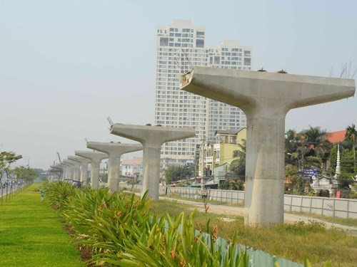 Tuyến metro số 1 đoạn đi trên cao đang được thi công dọc theo tuyến xa lộ Hà Nội - Ảnh: Diệp Đức Minh