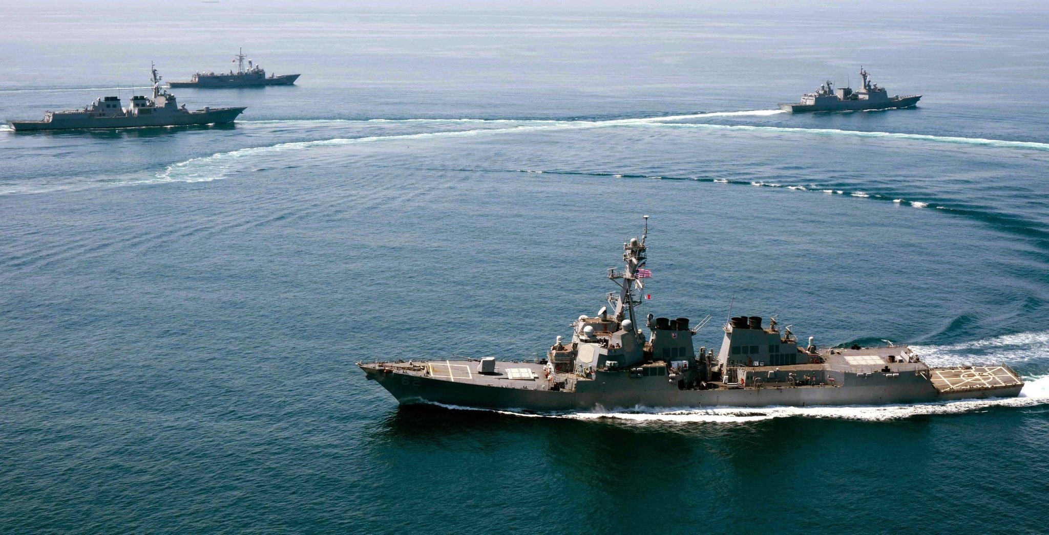 Tàu khu trục USS Lassen (gần) trong một cuộc tập trận - Ảnh: Hải quân Mỹ