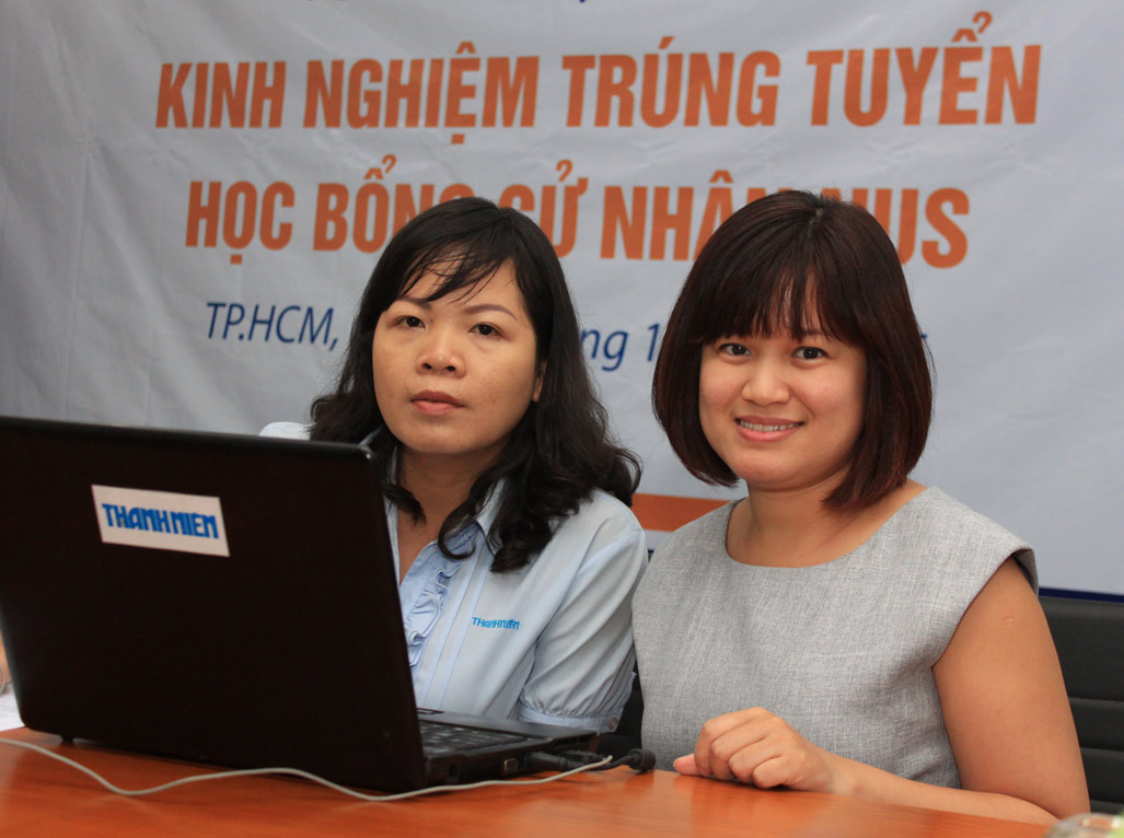 Chị Lê Thị Tường Vy (phải), Cử nhân sinh học tại NUS, Giám đốc phát triển kinh doanh Công ty Zuellig Pharma (Thụy Sĩ), trả lời trực tuyến