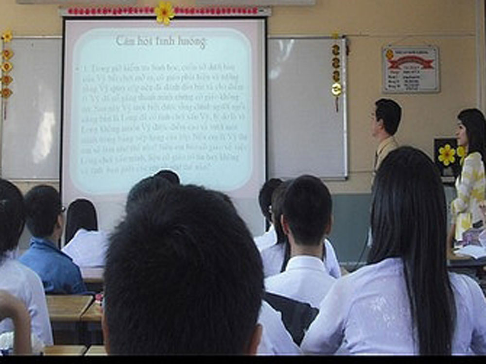 Giáo viên hướng dẫn giáo sinh thực tập tại một trường THPT ở TP.HCM - Ảnh: B.H