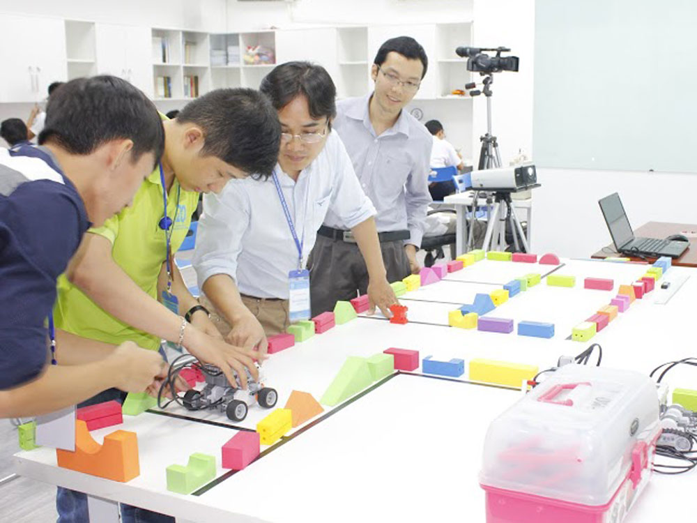 Học sinh phổ thông sinh hoạt tại CLB Robotics của Trường ĐH khoa học tự nhiên TP.HCM về lập trình sáng tạo robot - Ảnh: Cao Xuân Nam
