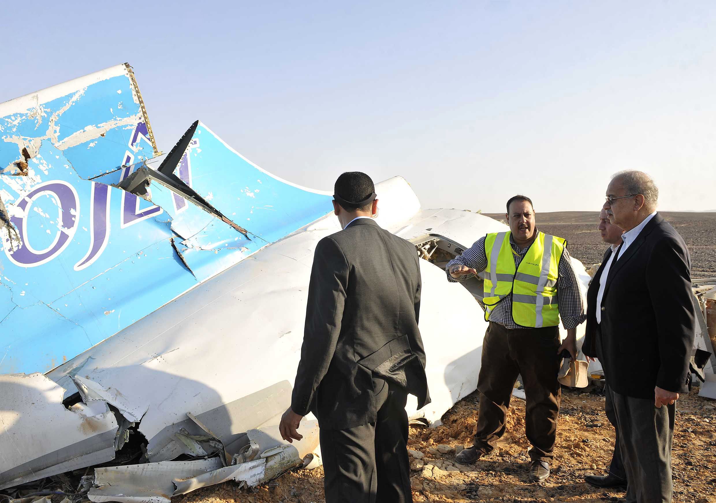 Thủ tướng Ai Cập Sherif Ismail (bìa phải) thị sát hiện trường vụ máy bay rơi - Ảnh: AFP