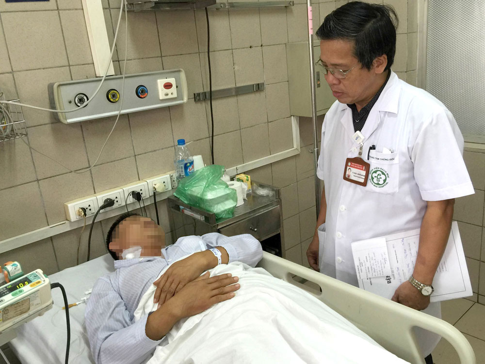 Bệnh nhân Nguyễn Văn T. điều trị suy gan, thận cấp do ngộ độc mật cá trắm - Ảnh: Liên Châu