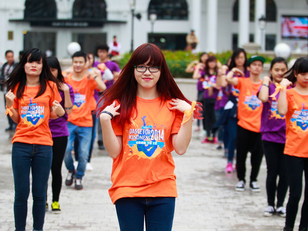 Giới trẻ tham gia sự kiện Dance for Kindness 2014